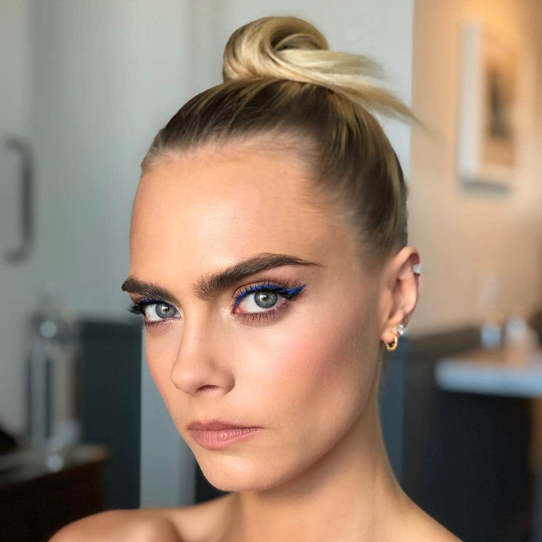 マラ・ロザックさんのインスタグラム写真 - (マラ・ロザックInstagram)「I love this lady and her gorgeous face. Bun-ing it up for #ComicCon #CaraDelevingne @caradelevingne 💋」7月21日 3時53分 - mararoszak