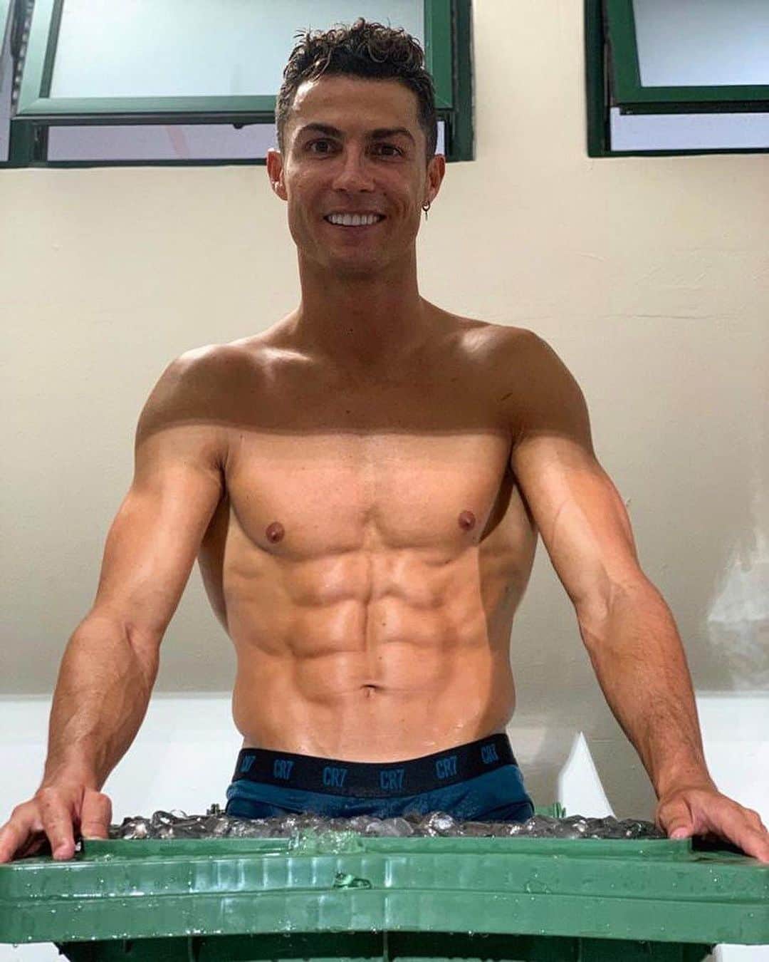 E! Onlineさんのインスタグラム写真 - (E! OnlineInstagram)「We're trying to work, but what are we supposed to (Ronal)do when Cristiano is out here posting photos like these?? (📷: @cristiano)」7月21日 3時58分 - enews