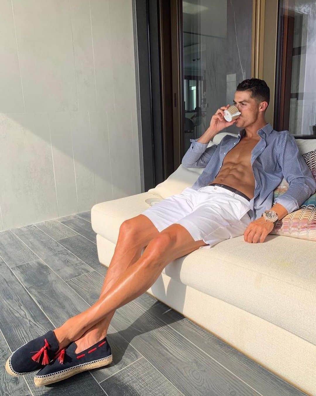 E! Onlineさんのインスタグラム写真 - (E! OnlineInstagram)「We're trying to work, but what are we supposed to (Ronal)do when Cristiano is out here posting photos like these?? (📷: @cristiano)」7月21日 3時58分 - enews