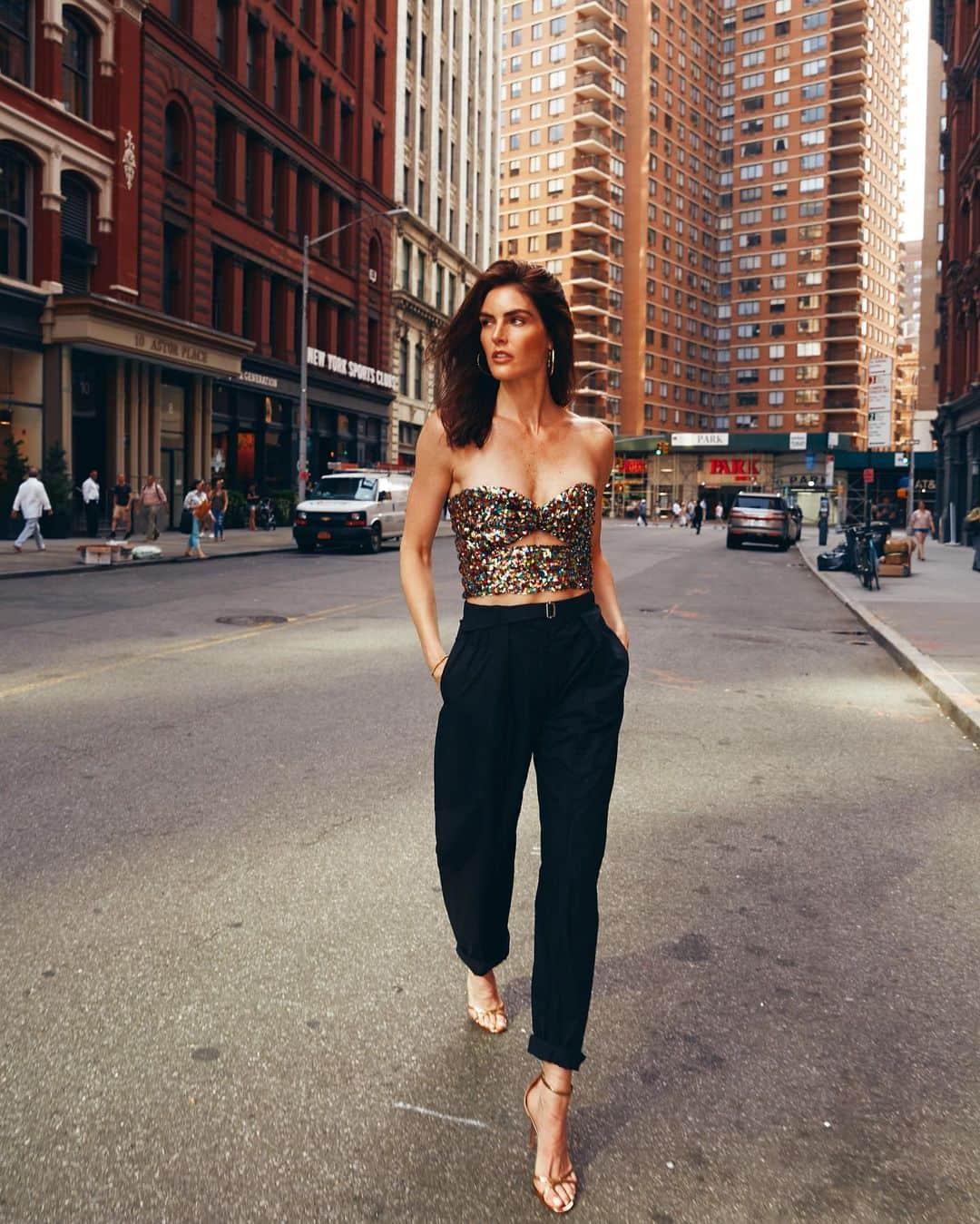 ヒラリー・ローダのインスタグラム：「heard the going out top is making a comeback 😏 @netaporter #ad」