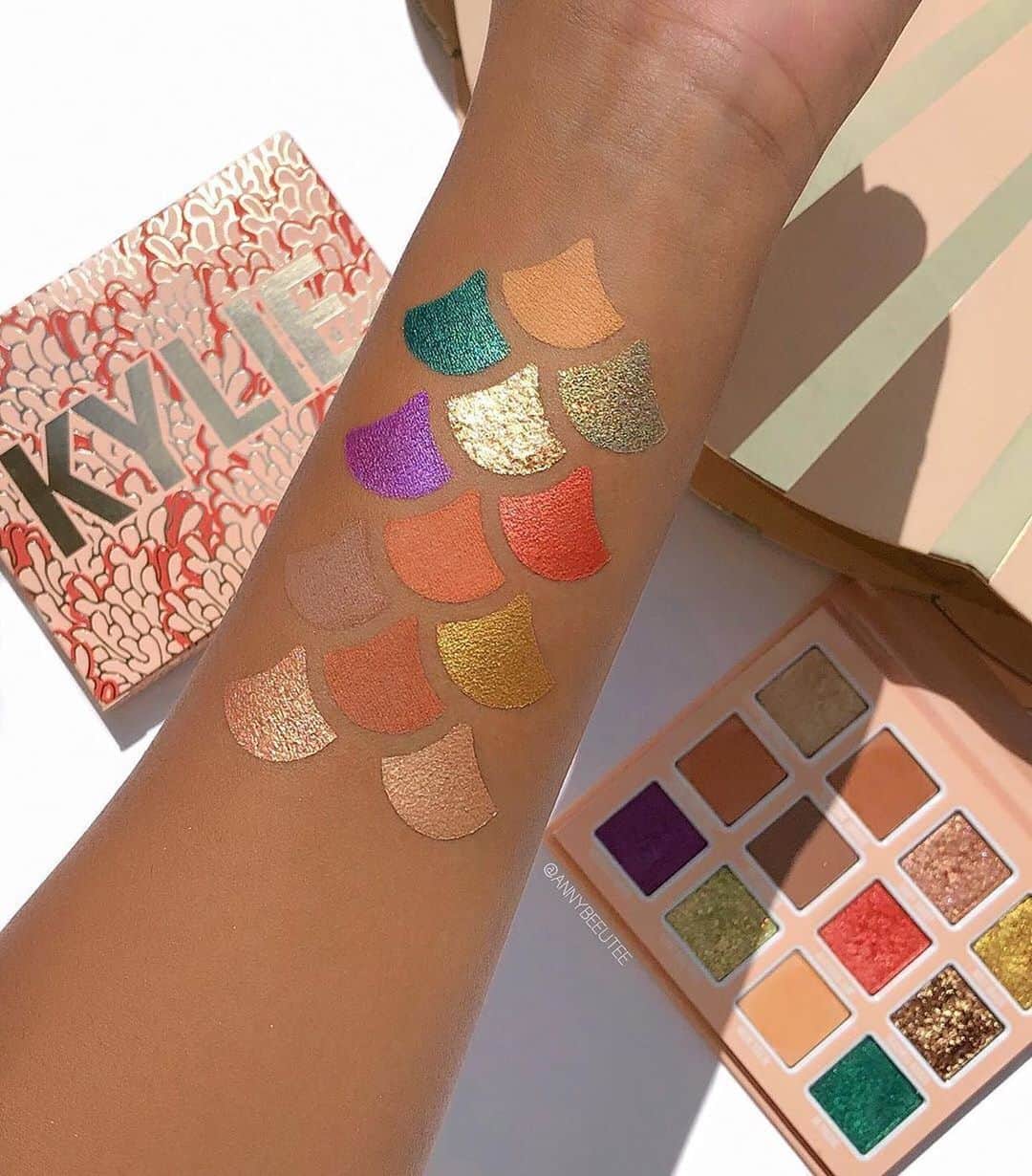 Kylie Cosmeticsさんのインスタグラム写真 - (Kylie CosmeticsInstagram)「obsessed with these arm swatches of Under The Sea palette by @annybeeutee 🧜‍♀️🌊 shop now on KylieCosmetics.com ☀️」7月21日 4時29分 - kyliecosmetics