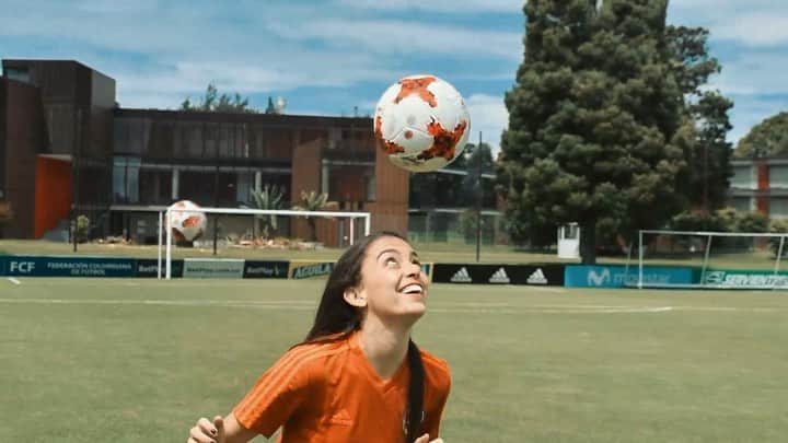 サッカー コロンビア代表チームのインスタグラム：「Conoce a @isabellaecheverri11, la líder de la defensa colombiana 👋🏼💪🏼」