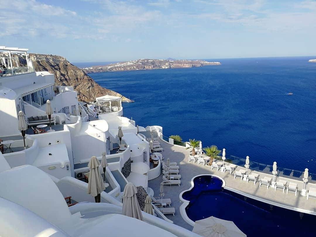 のインスタグラム：「白×青💙🇬🇷💙🇬🇷💙 #greece #ギリシャ #ギリシャ旅行 #santorini #サントリーニ島 #thira #fira  #volcano #volcanoview #volcanoviewhotel #海外旅行好きな人と繋がりたい #海外旅行 #海外生活 #海外暮らし #旅したくなるフォト #travelphotography」