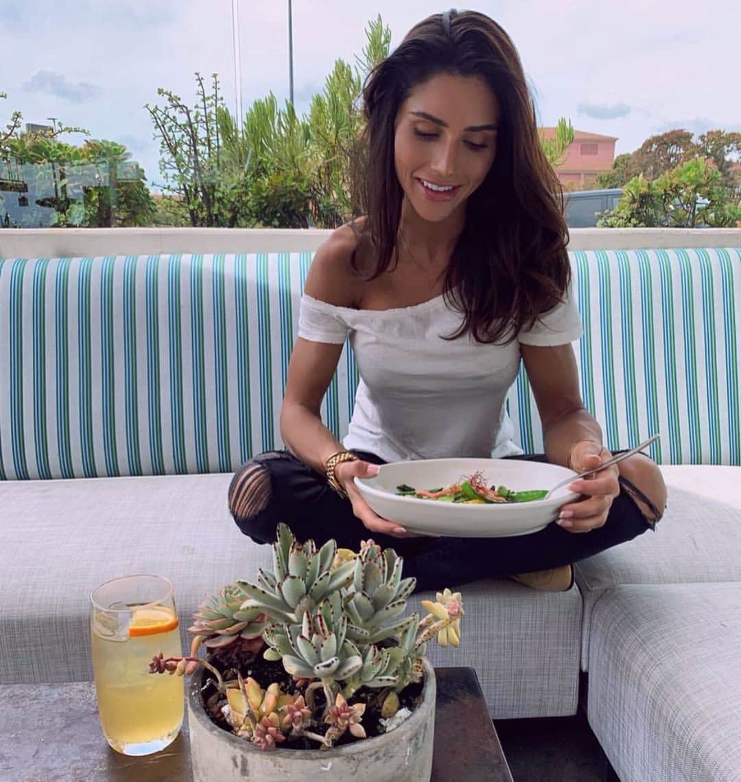 Alexia Clarkさんのインスタグラム写真 - (Alexia ClarkInstagram)「What you eat does not only affect your body it affects your mind, your mood, your perspective and vibe. What you choose to fuel your body with can absolutely alter your mindset and change your life.  Get my entire meal plan and workouts at www.alexia-clark.com  www.alexia-clark.com  #alexiaclark #queenofworkouts #queen2019  #queenteam #eat #eatgoodfood #mindfulness #mindset #health #fitness #fitforHisreason #nutrition #food #goodfood #brainfood」7月21日 4時38分 - alexia_clark