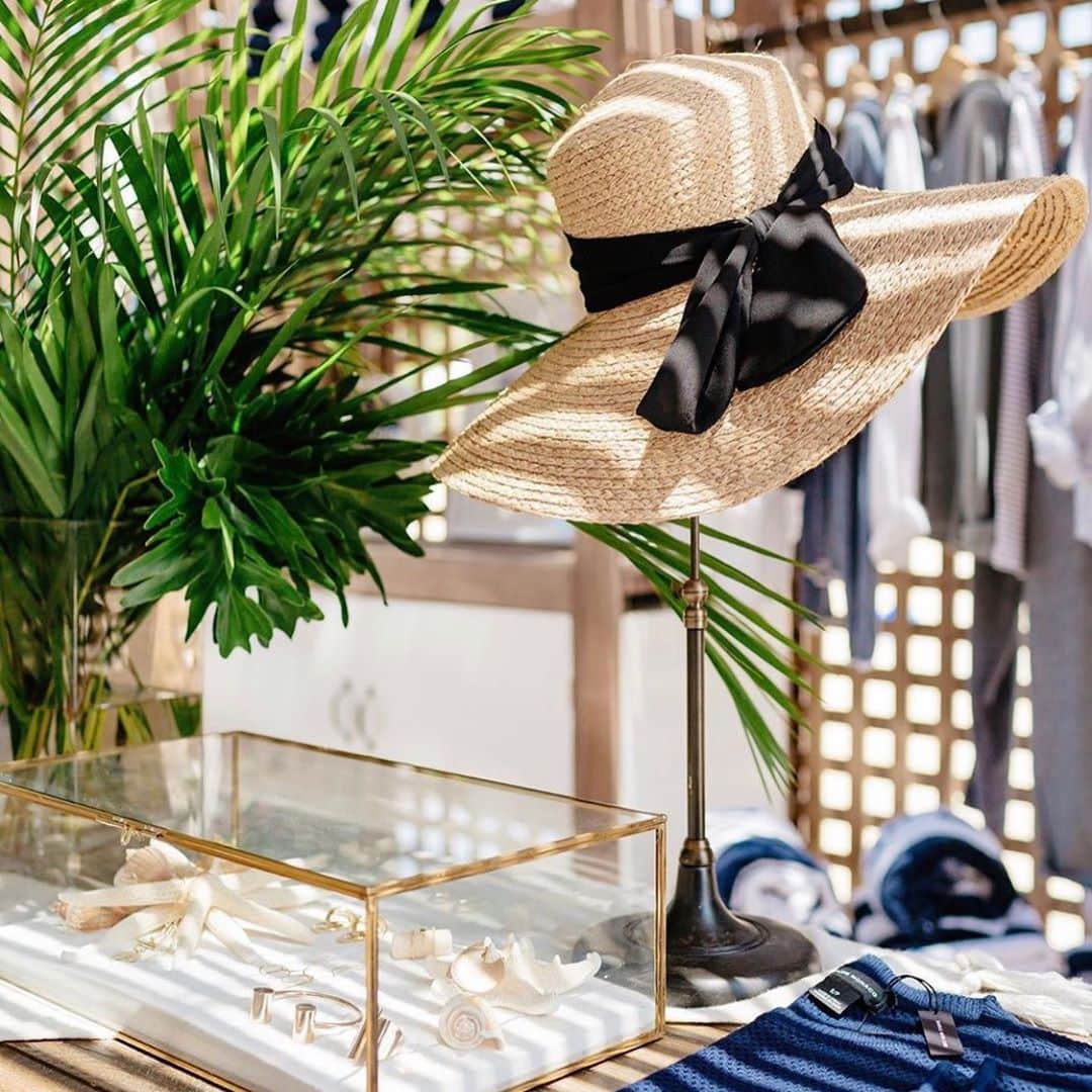 Club Monacoさんのインスタグラム写真 - (Club MonacoInstagram)「Perfect day for the beach. Meet us in Montauk at @gurneysresorts until 6 today and tomorrow, then at Star Island next weekend. Promise it’s nice and cool in our beach shop. 🏝」7月21日 4時39分 - clubmonaco