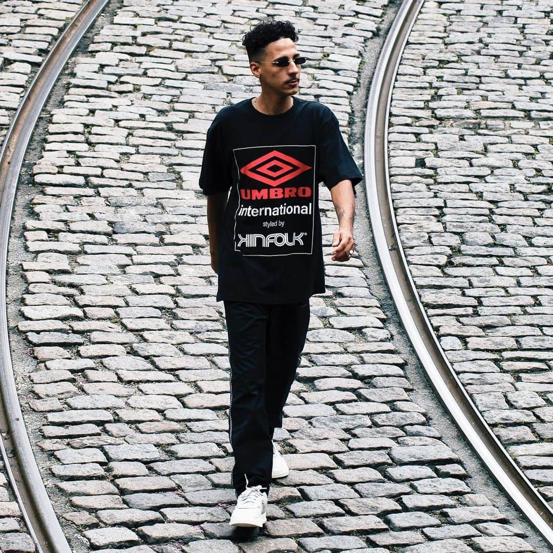 UMBROさんのインスタグラム写真 - (UMBROInstagram)「On the lookout for that new Umbro x @kinfolklife collab 👀. Inspired by Brazilian 🇧🇷 football culture with a nod to the red, black and white of Flamengo. Coming on 25.07.19 . . . #umbro #kinfolk #kinfolklife #streetwear #streetstyle #riodejaneiro #brazil」7月21日 4時38分 - umbro