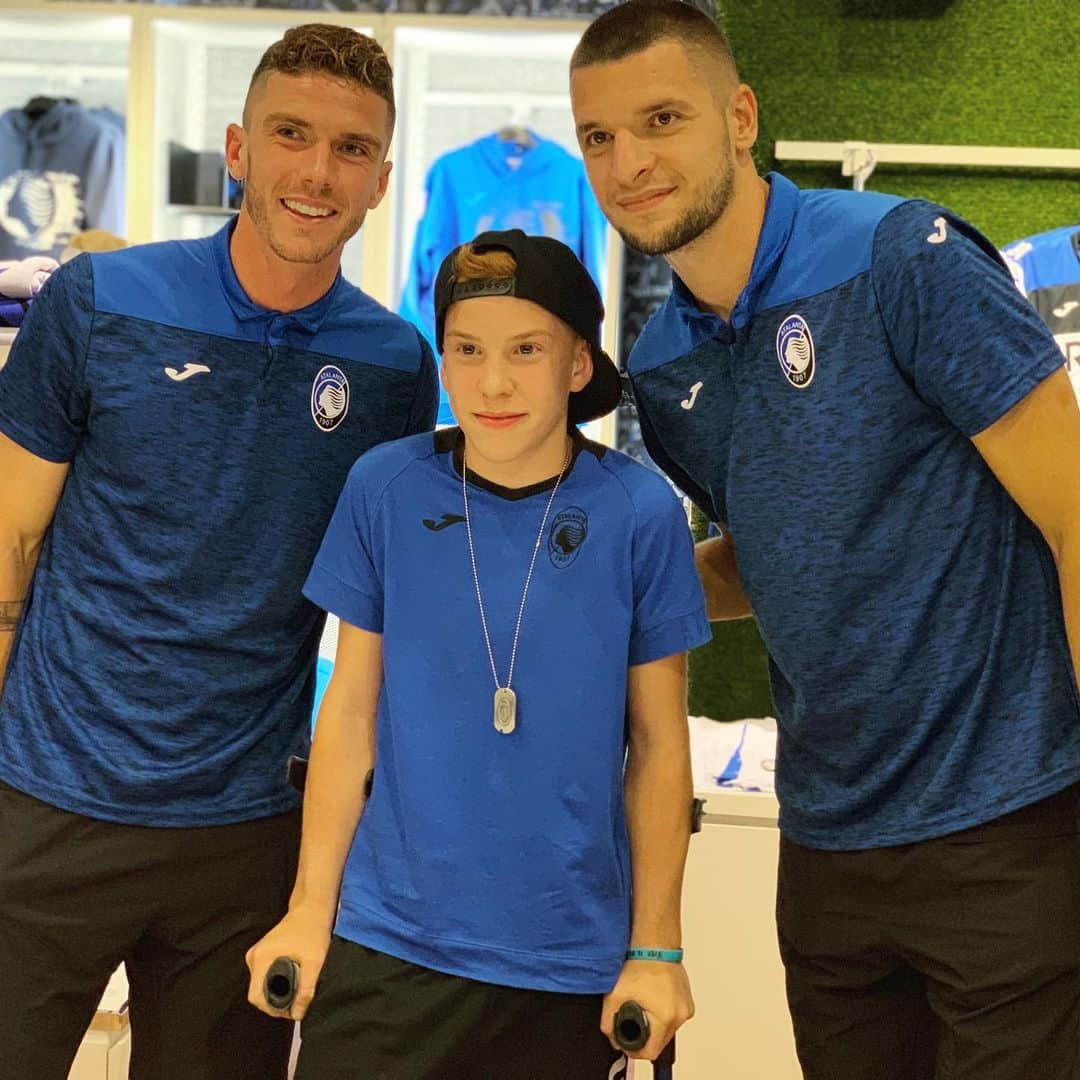 アタランタBCさんのインスタグラム写真 - (アタランタBCInstagram)「Strike a pose 📸😃 Quarto appuntamento insieme ai giocatori nerazzurri allo Store di via Carpinoni 👋🏼 Special guests: @robingosens & @djimsitiberat 🤩 - #AtalantaLife 🖤💙 #AtalantaStore #preseason #Djimsiti #Gosens #fans #instore #Atalanta」7月21日 4時41分 - atalantabc