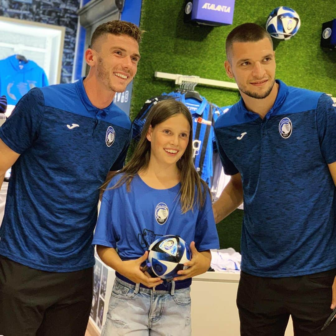 アタランタBCさんのインスタグラム写真 - (アタランタBCInstagram)「Strike a pose 📸😃 Quarto appuntamento insieme ai giocatori nerazzurri allo Store di via Carpinoni 👋🏼 Special guests: @robingosens & @djimsitiberat 🤩 - #AtalantaLife 🖤💙 #AtalantaStore #preseason #Djimsiti #Gosens #fans #instore #Atalanta」7月21日 4時41分 - atalantabc