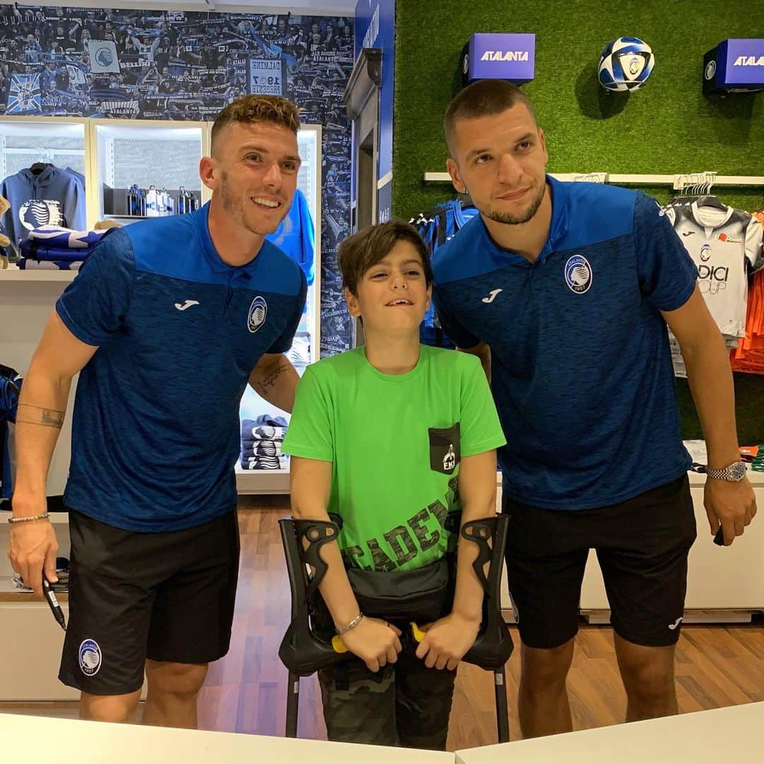 アタランタBCさんのインスタグラム写真 - (アタランタBCInstagram)「Strike a pose 📸😃 Quarto appuntamento insieme ai giocatori nerazzurri allo Store di via Carpinoni 👋🏼 Special guests: @robingosens & @djimsitiberat 🤩 - #AtalantaLife 🖤💙 #AtalantaStore #preseason #Djimsiti #Gosens #fans #instore #Atalanta」7月21日 4時41分 - atalantabc