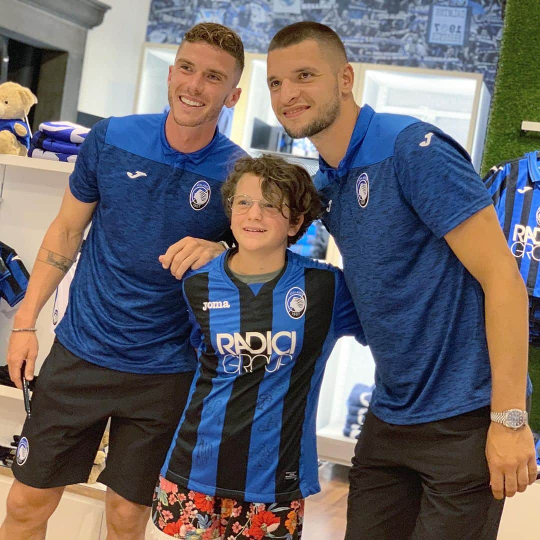 アタランタBCさんのインスタグラム写真 - (アタランタBCInstagram)「Strike a pose 📸😃 Quarto appuntamento insieme ai giocatori nerazzurri allo Store di via Carpinoni 👋🏼 Special guests: @robingosens & @djimsitiberat 🤩 - #AtalantaLife 🖤💙 #AtalantaStore #preseason #Djimsiti #Gosens #fans #instore #Atalanta」7月21日 4時41分 - atalantabc