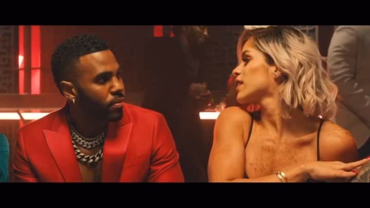 Michelle Lewinのインスタグラム：「So, the other night me and my husband @jimmy_lewin were gambling at a club🎲💸 Nice music, #mamacita were playing. My husband left and started chatting with a guy in the queue to the bathroom. Suddenly @JasonDerulo pops up from nowhere, and takes Jimmy’s spot...🤷🏼‍♀️ and @farrukoofficial got mad!😳🤨 No one would ever believe me if it wasn’t for this video」