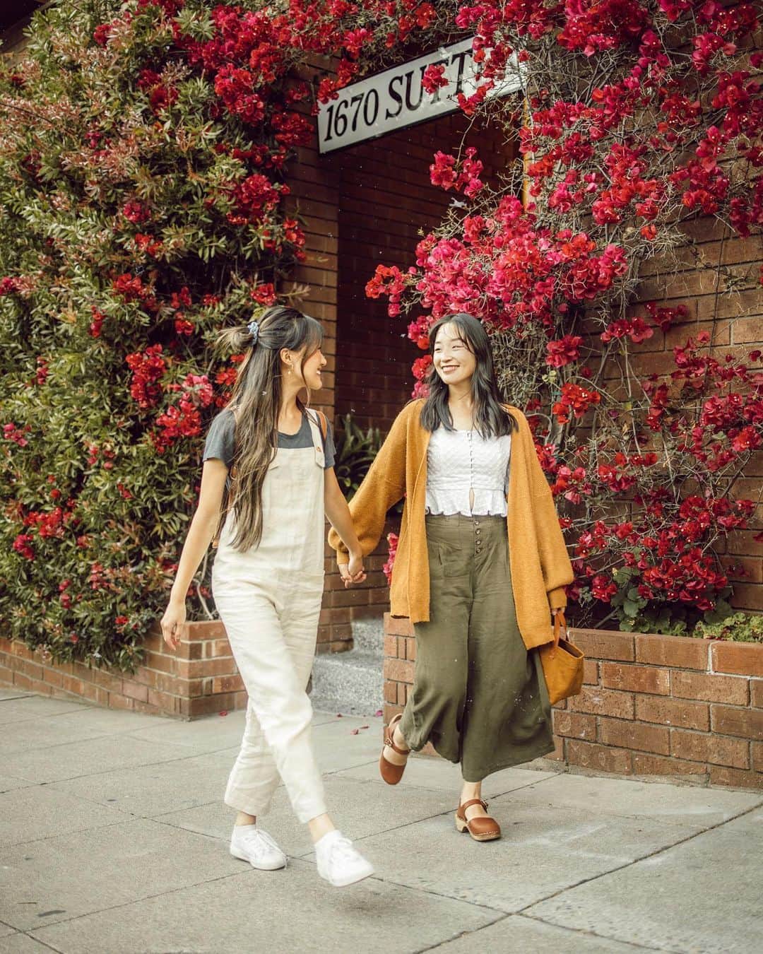 W E Y L I Eのインスタグラム：「From high school English class buddies to lifelong best friends 👭 @_simplysandra」