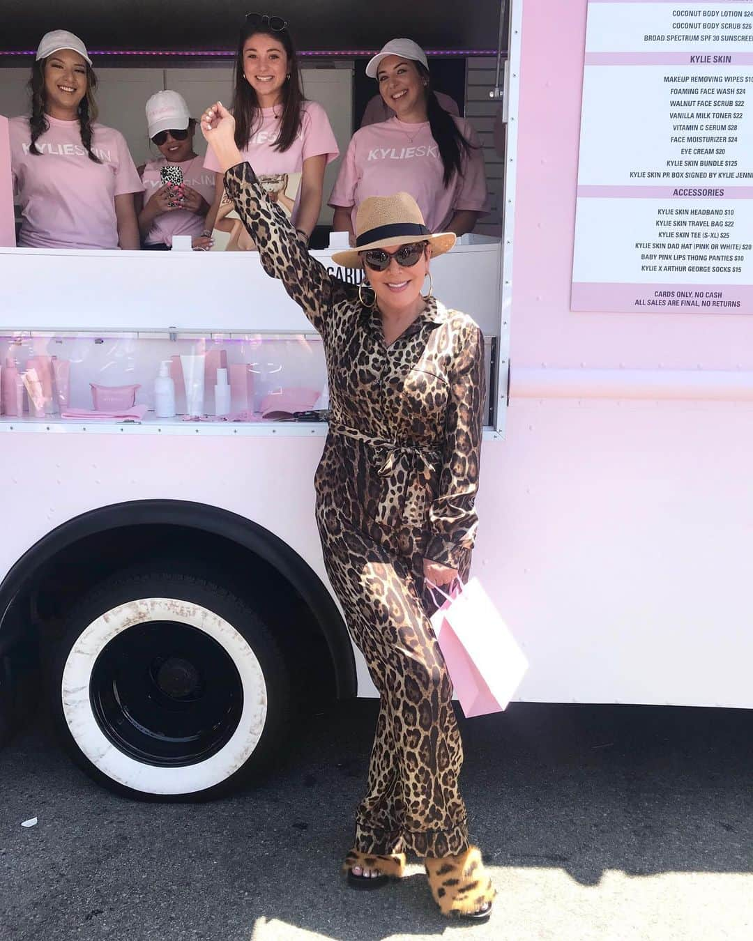 クリス・ジェンナーさんのインスタグラム写真 - (クリス・ジェンナーInstagram)「So fun seeing everyone at the @kylieskin truck today!!! 💖 If you guys are in LA, head over to The Village at @westfieldtopanga today and to @westfieldcenturycity tomorrow to pick up @kyliejenner’s new summer skin collection and drop 1 products! #kylieskin #kylietruck Jumpsuit by @dolcegabbana ❤️」7月21日 5時14分 - krisjenner