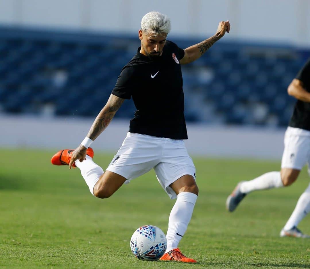 アルバロ・バディージョのインスタグラム：「Primer partido ✅🔴⚪️」