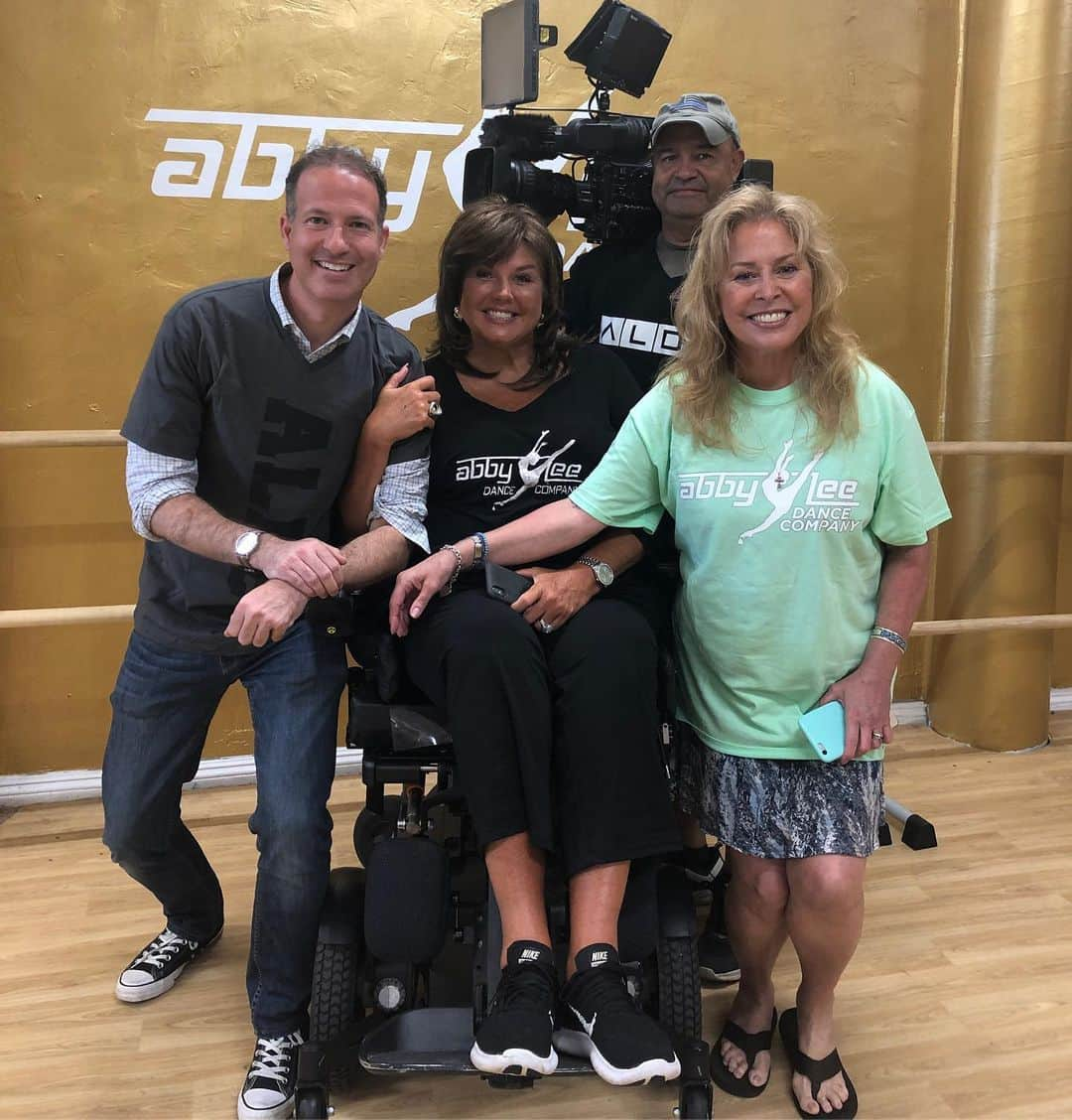 アビー・リー・ミラーさんのインスタグラム写真 - (アビー・リー・ミラーInstagram)「Loved seeing my friends from @insideedition @aldcstudiola Great pep talk before my long overdue knee surgery! Check our the before & after X-rays! . . . . . #dancemoms #season8 #abby #abbyleemiller #aldc #aldcla #aldcalways #abbyleedancecompany」7月21日 5時13分 - therealabbylee