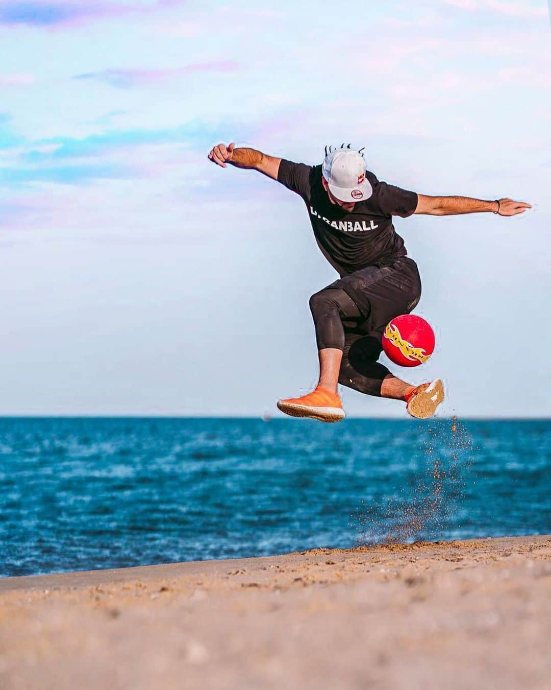 ショーン・ガルニエさんのインスタグラム写真 - (ショーン・ガルニエInstagram)「🔥FLYING AND PROUD🔥 🔸 Nice to be the first one to touch the ball on this sand, and be part on this amazing project @discoverneom ! I will explain to you more about this, but looks like we are at the beginning of something huge !!!! 🔸 Stay tuned for the video TOMOROW! 🔸  #seangarnier #discoverneom #vison2030 #NEOM #NEOM_bay」7月21日 5時20分 - seanfreestyle