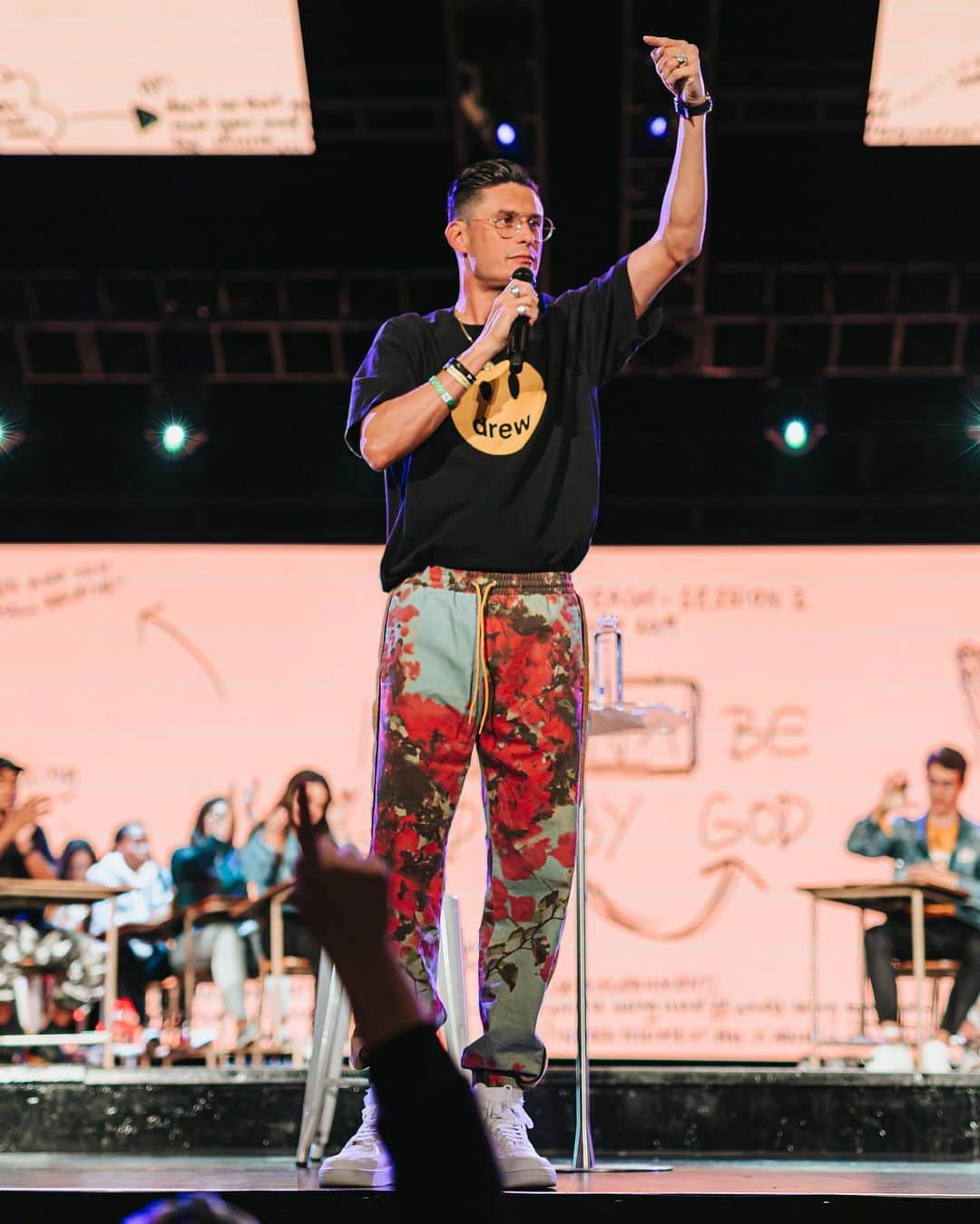 ジャスティン・ビーバーさんのインスタグラム写真 - (ジャスティン・ビーバーInstagram)「Great word chad! #zoeconference @drewhouse bougainvillea pants with the @drewhouse mascot t」7月21日 5時49分 - justinbieber