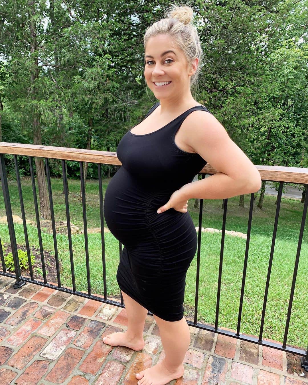 ショーン・ジョンソンさんのインスタグラム写真 - (ショーン・ジョンソンInstagram)「I’ve never been so happy to see my belly grow. Baby East, you are SO loved. #growbabygrow #pregnancy #twovesselcord」7月21日 5時45分 - shawnjohnson