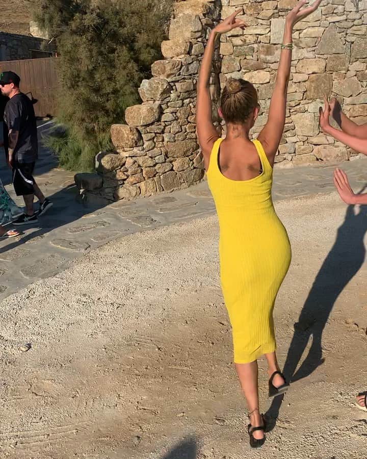 ニコール・リッチーのインスタグラム：「Goes to Mykonos once」