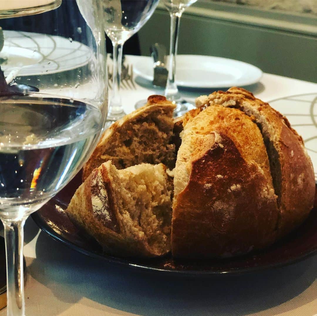 行正り香さんのインスタグラム写真 - (行正り香Instagram)「美味しいパンと美味しいワインは、お味噌汁とご飯みたいなものなんですね。これ以上はなかなか、ない。この白ワインは、こちらで買って20ユーロのもの。素晴らしき一本でした。#rikayukimasa #行正り香#フランス人#ブルゴーニュ#フランス」7月21日 6時00分 - rikayukimasa