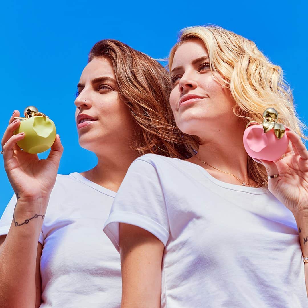 Bruna Unzuetaのインスタグラム：「Vocês sabem que dia é hoje? Dia do amigo ❤️ e não podia deixar de postar uma fotin nossa @carol e não lembrar dessa campanha que fizemos juntas ❤️ foi muuuito especial. 🍎🍏 Fotografamos as novas versões dos mais conhecidos perfumes de @ninaricciparfums , mas que dessa vez receberam um toque gelado e são inspirados em sorvetes 🍦🍡 o perfume com frasco verde é inspirado em um coquetel de frapê, notas de tangerina....suuuper refrescante 😍 e lindos, né?  #ninaricciparfums #myriccisplash」