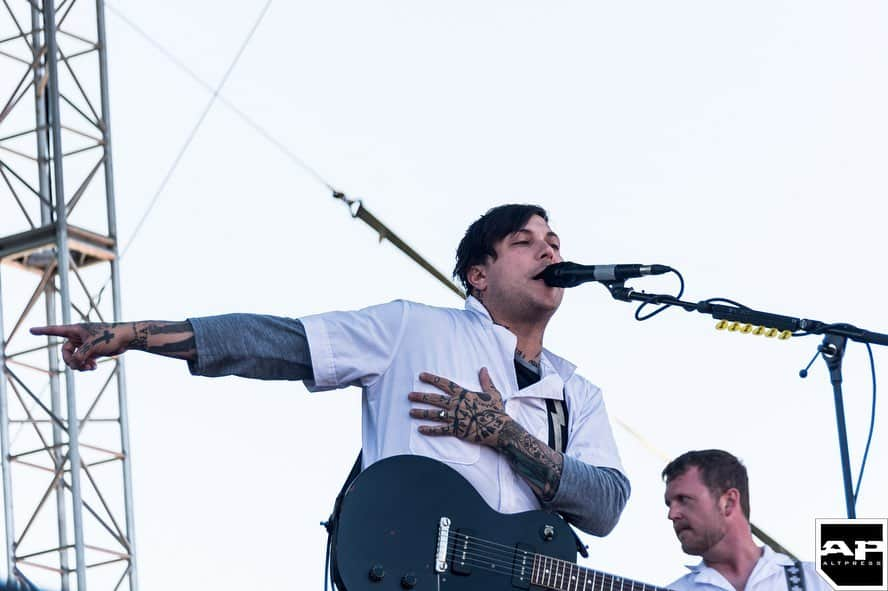 Alternative Pressさんのインスタグラム写真 - (Alternative PressInstagram)「Frank Iero starting the day off with a bang at the final @vanswarpedtour @frankieromustdie photos by: @elenastrawnphotography #vanswarpedtour」7月21日 6時14分 - altpress