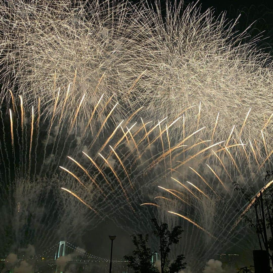 手島章斗さんのインスタグラム写真 - (手島章斗Instagram)「昨日はリリイベ終わりに、 豊洲で、starisland 2019があり、 スタッフさんが誘ってくださって、たけちゃんと見に行っていました！✌️ 花火は良いねー夏だねえ^ ^  音楽に乗せて、花火が上がったり、 ダンサーさんがいたり、 本当に新感覚エンターテイメントでした！  本当に心打たれた！！ 来年もあったら みんな是非遊びに行ってみてね^ ^  #starisland #fireworks #花火 #スターアイランド  #レインボーブリッジ #music #entertainment #starisland2019」7月21日 17時08分 - akito_solidemo_official