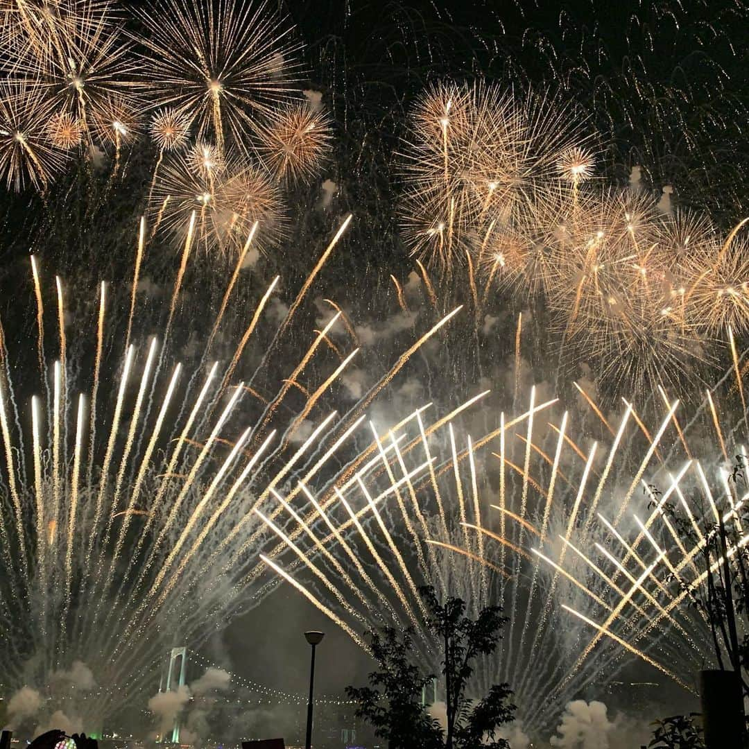 手島章斗さんのインスタグラム写真 - (手島章斗Instagram)「昨日はリリイベ終わりに、 豊洲で、starisland 2019があり、 スタッフさんが誘ってくださって、たけちゃんと見に行っていました！✌️ 花火は良いねー夏だねえ^ ^  音楽に乗せて、花火が上がったり、 ダンサーさんがいたり、 本当に新感覚エンターテイメントでした！  本当に心打たれた！！ 来年もあったら みんな是非遊びに行ってみてね^ ^  #starisland #fireworks #花火 #スターアイランド  #レインボーブリッジ #music #entertainment #starisland2019」7月21日 17時08分 - akito_solidemo_official