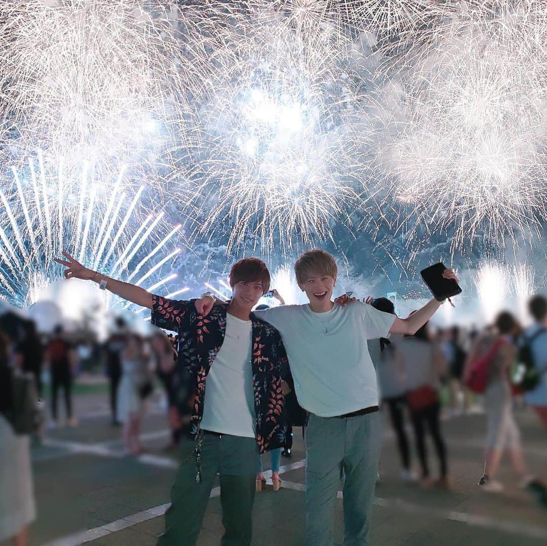 手島章斗さんのインスタグラム写真 - (手島章斗Instagram)「昨日はリリイベ終わりに、 豊洲で、starisland 2019があり、 スタッフさんが誘ってくださって、たけちゃんと見に行っていました！✌️ 花火は良いねー夏だねえ^ ^  音楽に乗せて、花火が上がったり、 ダンサーさんがいたり、 本当に新感覚エンターテイメントでした！  本当に心打たれた！！ 来年もあったら みんな是非遊びに行ってみてね^ ^  #starisland #fireworks #花火 #スターアイランド  #レインボーブリッジ #music #entertainment #starisland2019」7月21日 17時08分 - akito_solidemo_official