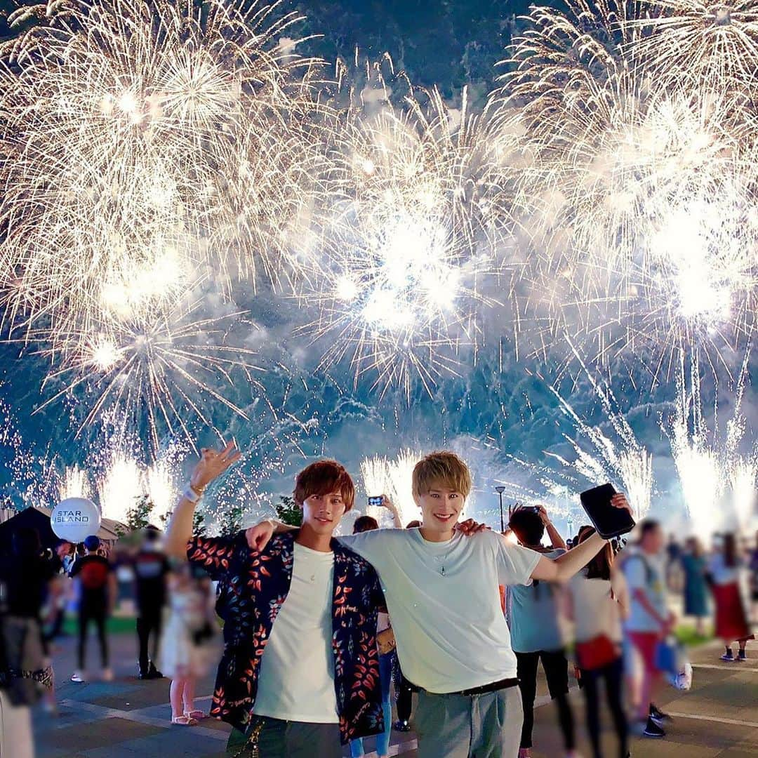 手島章斗さんのインスタグラム写真 - (手島章斗Instagram)「昨日はリリイベ終わりに、 豊洲で、starisland 2019があり、 スタッフさんが誘ってくださって、たけちゃんと見に行っていました！✌️ 花火は良いねー夏だねえ^ ^  音楽に乗せて、花火が上がったり、 ダンサーさんがいたり、 本当に新感覚エンターテイメントでした！  本当に心打たれた！！ 来年もあったら みんな是非遊びに行ってみてね^ ^  #starisland #fireworks #花火 #スターアイランド  #レインボーブリッジ #music #entertainment #starisland2019」7月21日 17時08分 - akito_solidemo_official