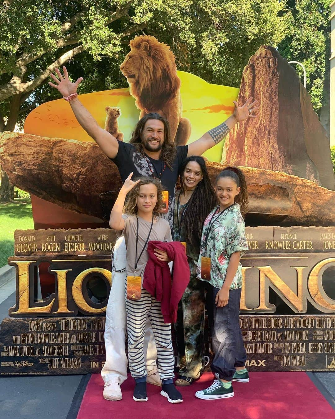 ジェイソン・モモアさんのインスタグラム写真 - (ジェイソン・モモアInstagram)「HAPPY BIRTHDAY MY LOVEE.  I’m so thankful to be home with my ohana.  Big mahalos to @disney @disneystudios for letting us have a party for our Lola Bear  @lionking was amazing congrats to everyone who made this film it was heart soul tears epic  Thanks for making me cry numerous of times in front of a bunch of children  #lionking #nostalgic #oneofourfavorites #mahalomeredith aloha da momoaz」7月21日 15時35分 - prideofgypsies