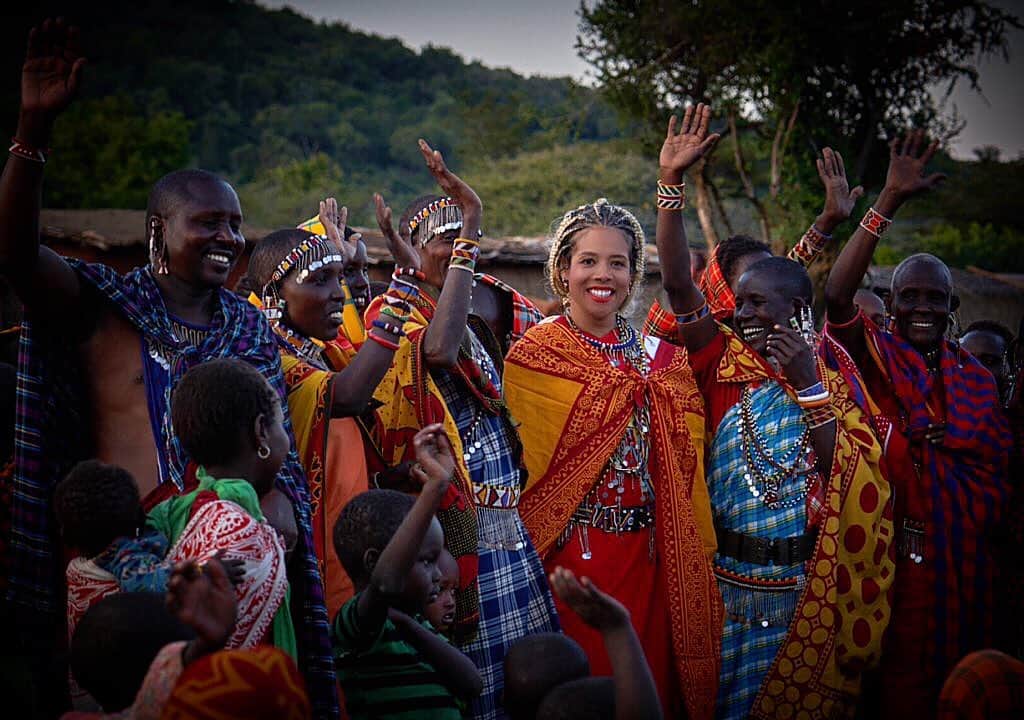 ケリスのインスタグラム：「I try to always be aware of myself when I travel. I want to see people living , loving , eating , planting , parenting , thriving in every corner of the earth. But I never want to be disrespectful or misunderstood. There are so many customs and faiths , the different journeys people take . The way they choose to survive in surroundings that sometimes don't seem conducive for humans. I remember being young growing up in Harlem. It only accrued to me a few years ago. But I thought about all the buses of people , I mean full on double decker buses of Europeans and Japanese people with cameras just driving around the streets that were my home . The Apollo , Sylvia's , sometimes pan pans and strivers row . Back then, it never occurred to me what was happening or what the big deal was . But as a woman now , a black woman , and an American woman , these thoughts come across my mind . I have learned that our struggle is only ours. And as I carry that , and own that weight. I yearn to be welcomed into the fold of our diaspora around the world. We are seen as separate which was part of the plan , We have been scattered. But there is an awakening that is rising . I said to The Masai warrior as the children welcomed me. They were so warm and honest I felt such joy I didn't expect to well up in me . So I blurted out " I love my people, thank you!"?Where are you from, he asked . I laughed and said "oh , I don't know but we are family I know that" he laughed too but I knew he wasn't sure what I meant. We have been taught so many lies it choked me up for a second as I stood there in the darkness of the night in that tiny village over looking the Serengeti. All I could do was look over at my son and smile and tell him. "Just pay attention baby, there is so much I need to tell you still" he smiled with that glimmer in his eye that he always has and said "I know mama, I get it". I love my people . Just thinking out loud xoxo」