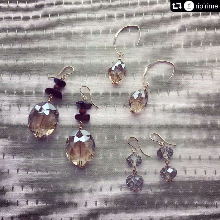睦のインスタグラム：「私が作る リメイクアクセサリー @ripirime 。  水星逆行中なので、 再開です。  14kgfピアスを3つ。  スモーキークォーツみたいな ガラスやアクリルで。  涼しげに、 艶っぽく。  各¥2,500。  #ピアス #pierce  #smoky  #14kgf  #ガラス  #glass  #透明感カラー  #black  #アクリル  #acrylic #アクセサリー #accessories #14kgfピアス  #揺れる  #ハンドメイド  #handmade  #handmadeaccessory  #スケルトン  #skeleton  #brown  #wood  #gold  #swing  #再開  #リメイク #remake  #一点物  #onlyone  #reborn  #restart」