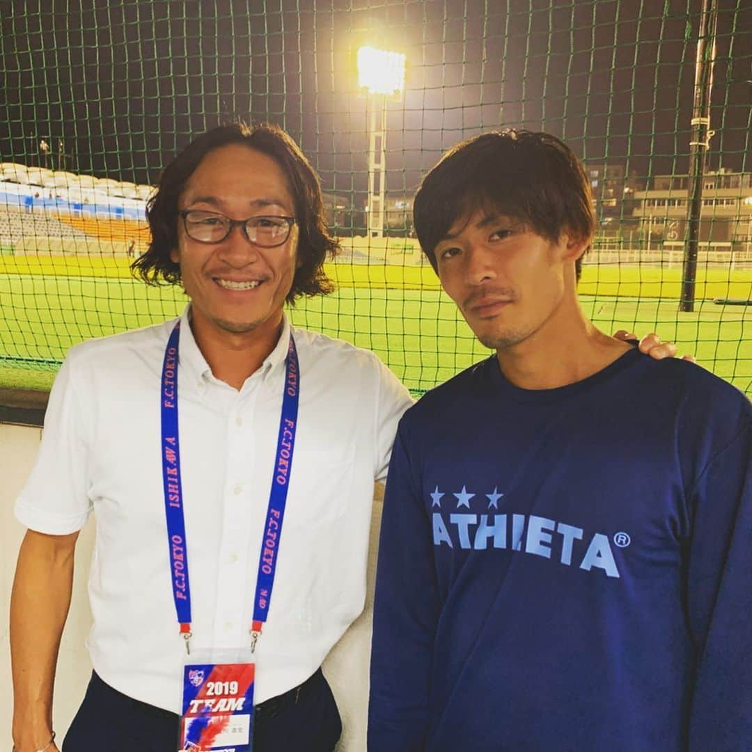 石川直宏さんのインスタグラム写真 - (石川直宏Instagram)「J3讃岐戦、先制されたけどよく追いついた！大智のゴールもオフサイド判定、その直後の失点だったので影響があったと言われても仕方ない。ただ、判定に対しての意識よりも、勝つ為に次に何をすべきかという意識へどれだけ自分たちに向けられていたか。体験を経験、成長に！ 試合後は以前共に戦った仲間たちと🤝 こういった再開や繋がりを感じられるのはサッカーの持つ素晴らしさのひとつ。讃岐うどんありがとうございます🍜✨ 渉とはリハビリ一緒に頑張ったもんな。復活が嬉しい😊 藤井さんには可愛がってもらいました♪ 写真は中1。25年前か💦 歳取ったな 笑。 キジさんは正直すぐにサッカー辞めると思ってた 笑。Fマリノスではお世話になりました🤝 西が丘では帝京のイメージ。出場はなかったけど、今もサッカー小僧⚽️(褒め言葉)。 . #明治安田生命J3リーグ #jleague #Jリーグ #DAZN #カマタマーレ讃岐 #藤井泰行GKコーチ #オッパマーズ #木島良輔 カラコンじゃないよ #佐々木渉 リハビリでの絆 #fctokyo #FC東京 #tokyo #FC東京U23 #blueandred #青赤魂 #FC東京ファミリー #一体感 #youllneverwalkalone #YNWA #fctokyoclubcommunicator  #FC東京クラブコミュニケーター #CC」7月21日 15時38分 - sgss.18