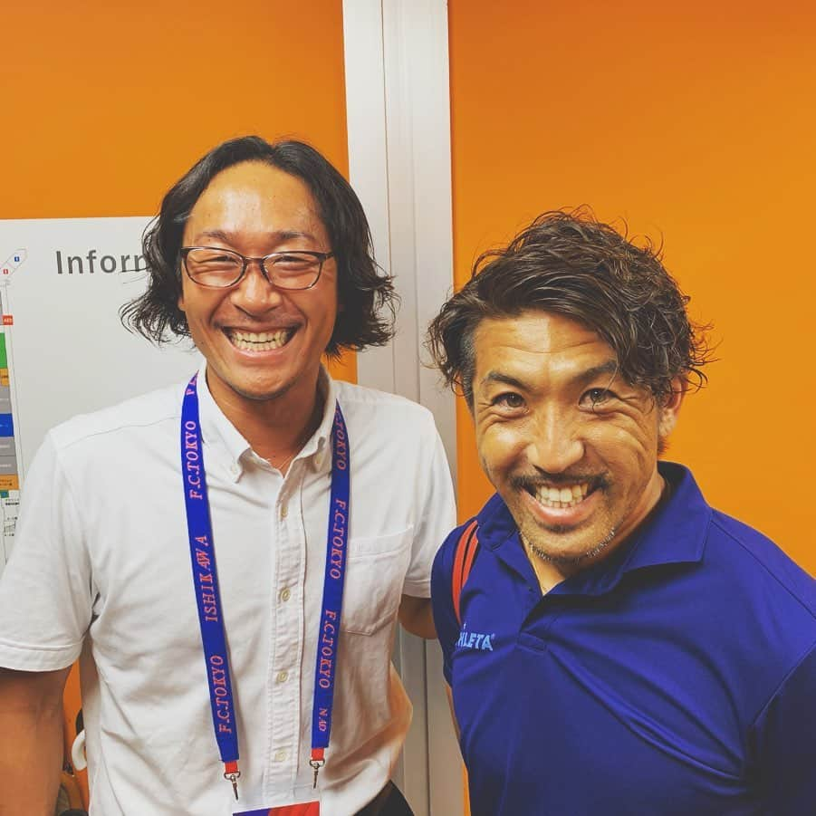 石川直宏さんのインスタグラム写真 - (石川直宏Instagram)「J3讃岐戦、先制されたけどよく追いついた！大智のゴールもオフサイド判定、その直後の失点だったので影響があったと言われても仕方ない。ただ、判定に対しての意識よりも、勝つ為に次に何をすべきかという意識へどれだけ自分たちに向けられていたか。体験を経験、成長に！ 試合後は以前共に戦った仲間たちと🤝 こういった再開や繋がりを感じられるのはサッカーの持つ素晴らしさのひとつ。讃岐うどんありがとうございます🍜✨ 渉とはリハビリ一緒に頑張ったもんな。復活が嬉しい😊 藤井さんには可愛がってもらいました♪ 写真は中1。25年前か💦 歳取ったな 笑。 キジさんは正直すぐにサッカー辞めると思ってた 笑。Fマリノスではお世話になりました🤝 西が丘では帝京のイメージ。出場はなかったけど、今もサッカー小僧⚽️(褒め言葉)。 . #明治安田生命J3リーグ #jleague #Jリーグ #DAZN #カマタマーレ讃岐 #藤井泰行GKコーチ #オッパマーズ #木島良輔 カラコンじゃないよ #佐々木渉 リハビリでの絆 #fctokyo #FC東京 #tokyo #FC東京U23 #blueandred #青赤魂 #FC東京ファミリー #一体感 #youllneverwalkalone #YNWA #fctokyoclubcommunicator  #FC東京クラブコミュニケーター #CC」7月21日 15時38分 - sgss.18