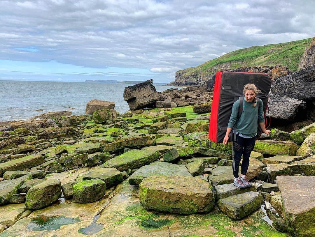 ヘイゼル・フィンドレーさんのインスタグラム写真 - (ヘイゼル・フィンドレーInstagram)「Seaside bouldering. The dangers are often in the approach (swipe left). All-time team yesterday of @madeleine_cope the dark lord @caffinspain and Emma. Settling nicely in to life here in Wales 🏴󠁧󠁢󠁷󠁬󠁳󠁿 🙂 @blackdiamond 📸 1/2 @caffinspain」7月21日 15時44分 - hazel_findlay