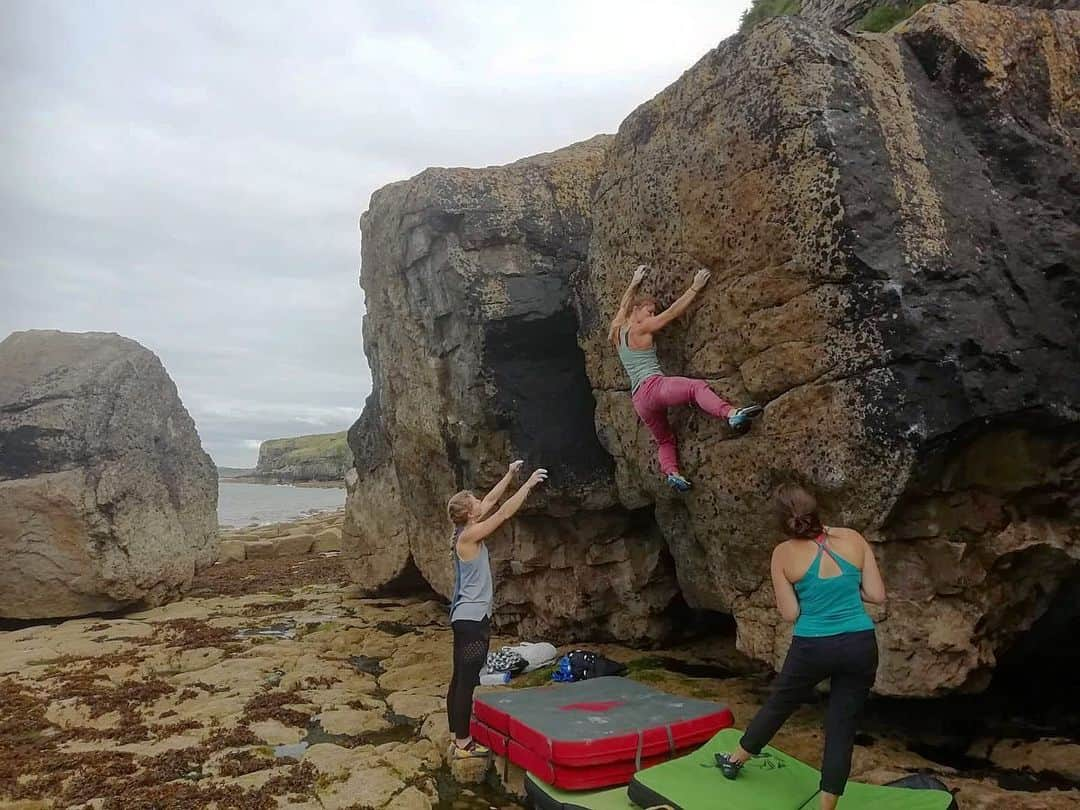 ヘイゼル・フィンドレーさんのインスタグラム写真 - (ヘイゼル・フィンドレーInstagram)「Seaside bouldering. The dangers are often in the approach (swipe left). All-time team yesterday of @madeleine_cope the dark lord @caffinspain and Emma. Settling nicely in to life here in Wales 🏴󠁧󠁢󠁷󠁬󠁳󠁿 🙂 @blackdiamond 📸 1/2 @caffinspain」7月21日 15時44分 - hazel_findlay