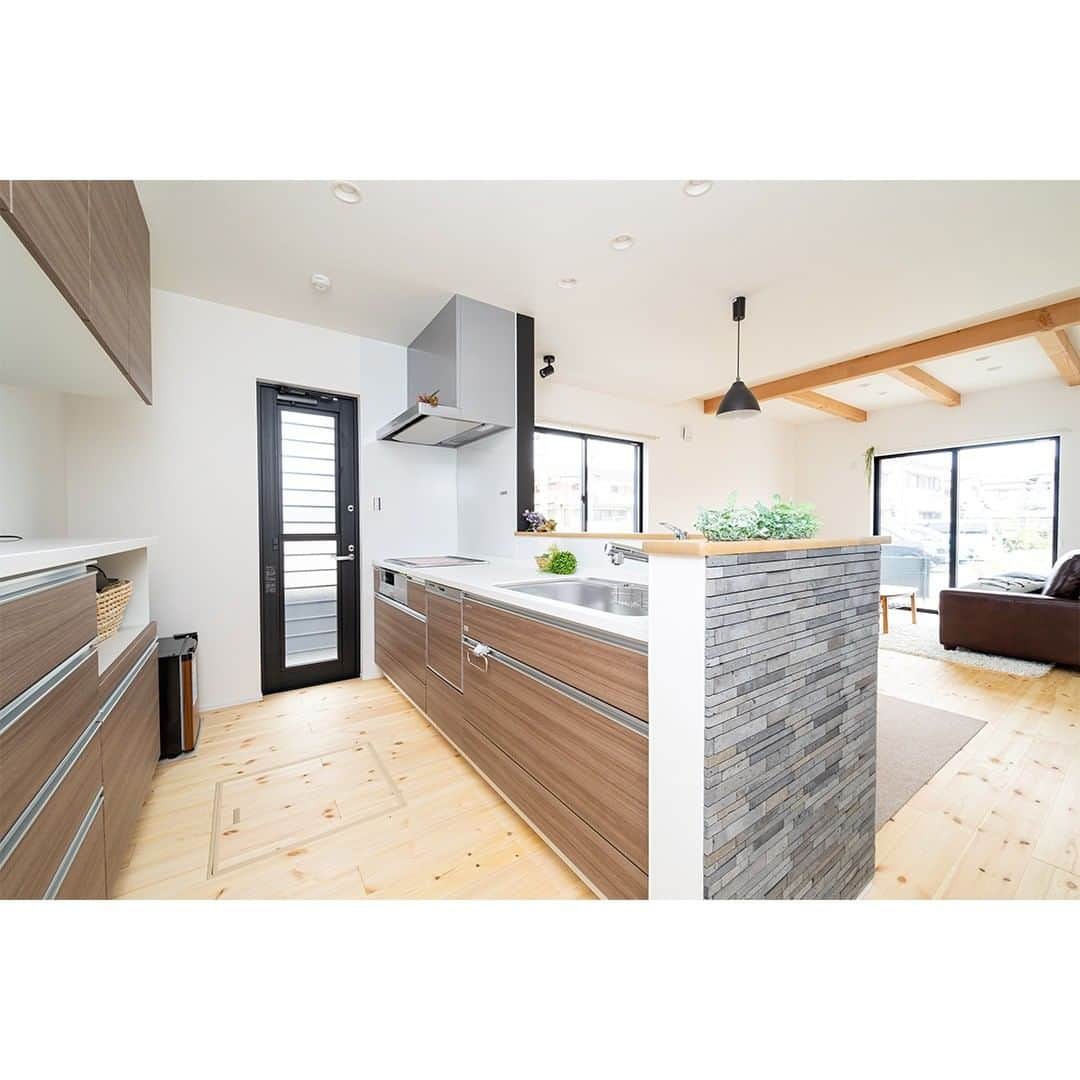 homelife 夢を叶える暮らし方のインスタグラム：「【対面キッチン】 . . キッチンにいながらも家族の様子がよく分かる対面キッチン 収納力のあるカップボードで家事ラクラクです♪ . . こちらのお家はアーキホームライフのお施主様邸の施工写真です。 その他の施工写真は、 @homelife_gallery のURLからご覧いただけます。 . . #対面キッチン #カップボード #キッチン #家事動線 #家事を楽しむ #収納 #シンプルな暮らし #理想の家 #おしゃれな家 #マイホーム計画 #ローコスト住宅 #マイホーム #夢のマイホーム#福知山 #豊岡 #加東 #姫路 #注文住宅 #自由設計 #デザイン住宅 #myhome #family #house #home #homelife_京都 #homelife_大阪 #homelife_兵庫 #ホームライフ #ホームライフ100 #アーキホームライフ」
