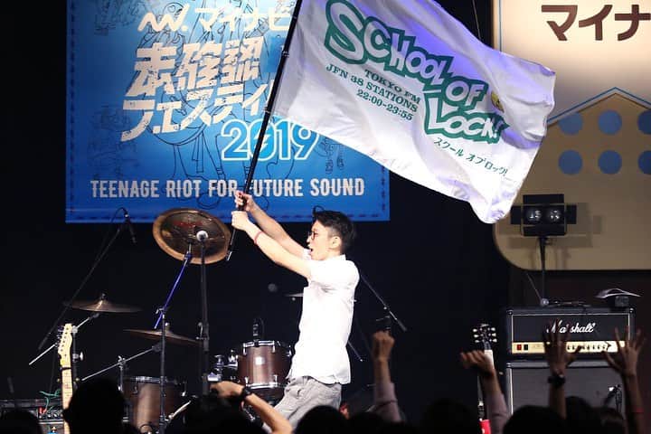 のインスタグラム：「7月21日(日)東京2日目 duo MUSIC EXCHANGE開演しました🎸✨﻿ ﻿ #マイナビ未確認フェスティバル2019 LIVEステージ 最終日となる今日は10代アーティスト 8組が登場🎸ゲストアーティストは ナナヲアカリ先生😍✨✨﻿ 10代アーティストとの共演を目撃しにきてくれ👀‼️﻿ ﻿ もちろん入場は無料‼️💸出入りも自由🏃‍♀️ ﻿ ジメジメとした陽気を吹き飛ばすために‼️﻿ 今日もみんなで楽しんで最高の1日を作ろう～～🙌🙌﻿ ﻿ ※ちなみに…本日校長は10年間、月に1度行っている会議のため…前半は、あしざわ教頭ひとりで進めています…🙇‍♂️💦﻿ みんなも不安かと思うけど力を合わせてあしざわ教頭を支えてあげよう‼️‼️﻿ みんなの力を借りたあしざわ教頭は…無敵だ～～～～～～🔥🔥🔥﻿ ﻿ ﻿ 🎶出演10代アーティスト🎶﻿ ねがえり。﻿ Eidlo Allergy﻿ MINOR THIRD﻿ 冨田 直﻿ anewhite﻿ 美湖乃﻿ ルサンチマン﻿ ヒライス﻿ ﻿ 🎶ゲストライブアクト🎶﻿ ナナヲアカリ﻿ ﻿ #未確認 #マイナビ未確認フェスティバル2019 #ライブステージ #ナナヲアカリ #duomusicexchange #夏フェス #音楽 #10代アーティスト#東京 #tokyo #入場無料」