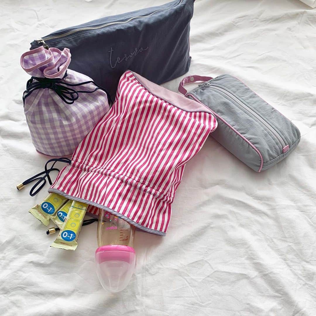 aki_closetのインスタグラム：「. Baby goods🍼 . やっぱり育児は楽しみたいからママの気分が上がるものがいいかな♡と . @tesoro___baby で全て揃えてます♡ .  ベビーカーがグレーだから色味も合ってうれしい☺︎ . 巾着ポーチは哺乳瓶がぴったり入るサイズだったり おしりふきポーチはオムツ1枚忍ばせて近所のお出かけはこれだけでも🙆‍♀️ . そんなママ目線もうれしい♡ . . #mamalife#babygirl#ママライフ#女の子ママ赤ちゃんのいる生活#新米ママ#子育て#tesorobaby」