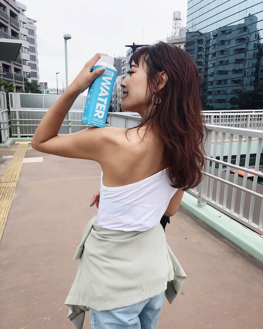 三方美穂さんのインスタグラム写真 - (三方美穂Instagram)「最近、トレーニング始めてから水を1.5ℓ以上飲むようになったから💙 週末のお出かけの時は @justxjapan 日本上陸したのでセブンイレブンでよく買う！ パッケージも可愛いっ❤︎ 使⽤する材料全て、原産地や使⽤後のリサイクル⽅法を考慮してるみたいやから環境にも良いことしてる気がする☺︎ #水 #セブンイレブン #drinkJUST #JUSTwater #サステナビリティ」7月21日 15時49分 - mihomikata