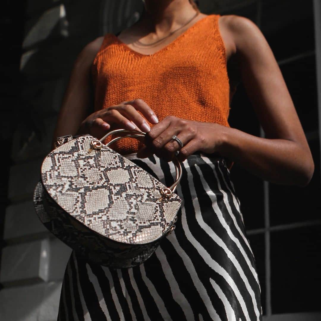 アクセサライズのインスタグラム：「Life's a jungle 🐍. Punctuate your outfits with the snake-print trend thanks to our Malin cross-body bag, featuring a reptile texture and plenty of gold-tone hardware. 📷 @y.a.t.r.i 🔍 7905849700 Tap the link in the bio to shop now.  #Accessorize #Accessorizer」