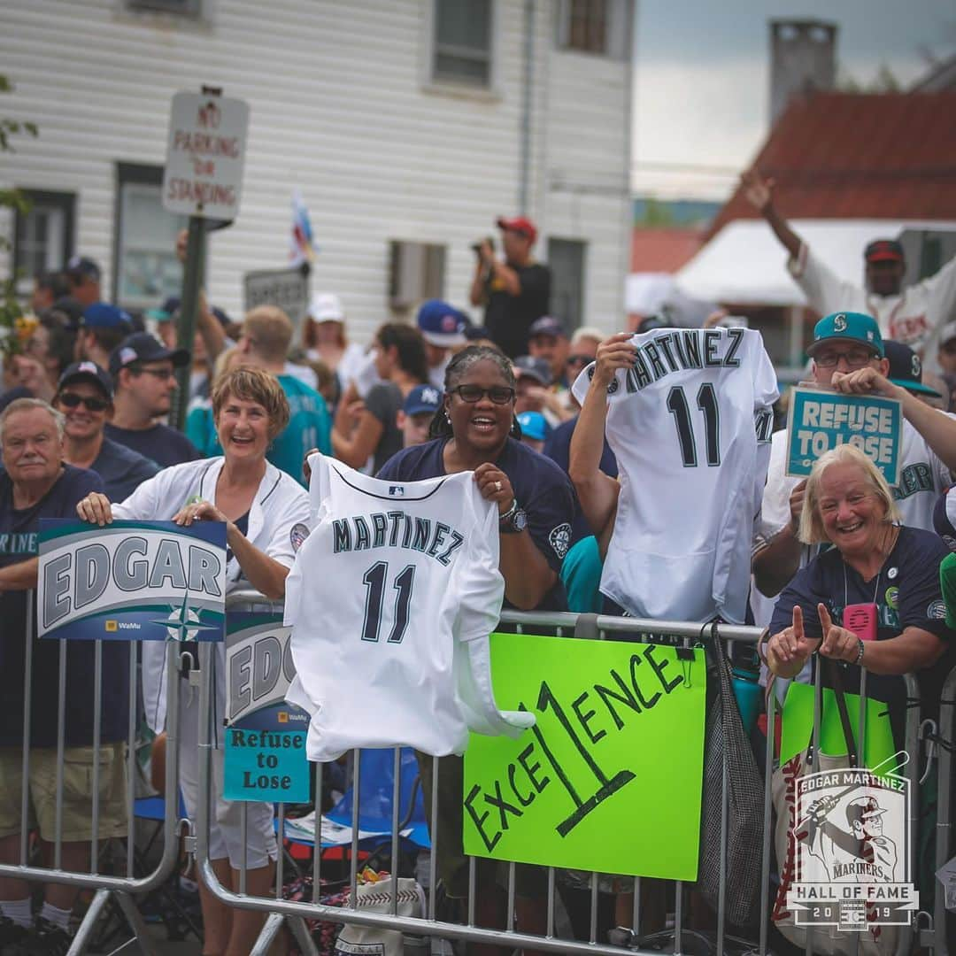 シアトル・マリナーズさんのインスタグラム写真 - (シアトル・マリナーズInstagram)「Parading around town. #EdgarHOF」7月21日 15時57分 - mariners