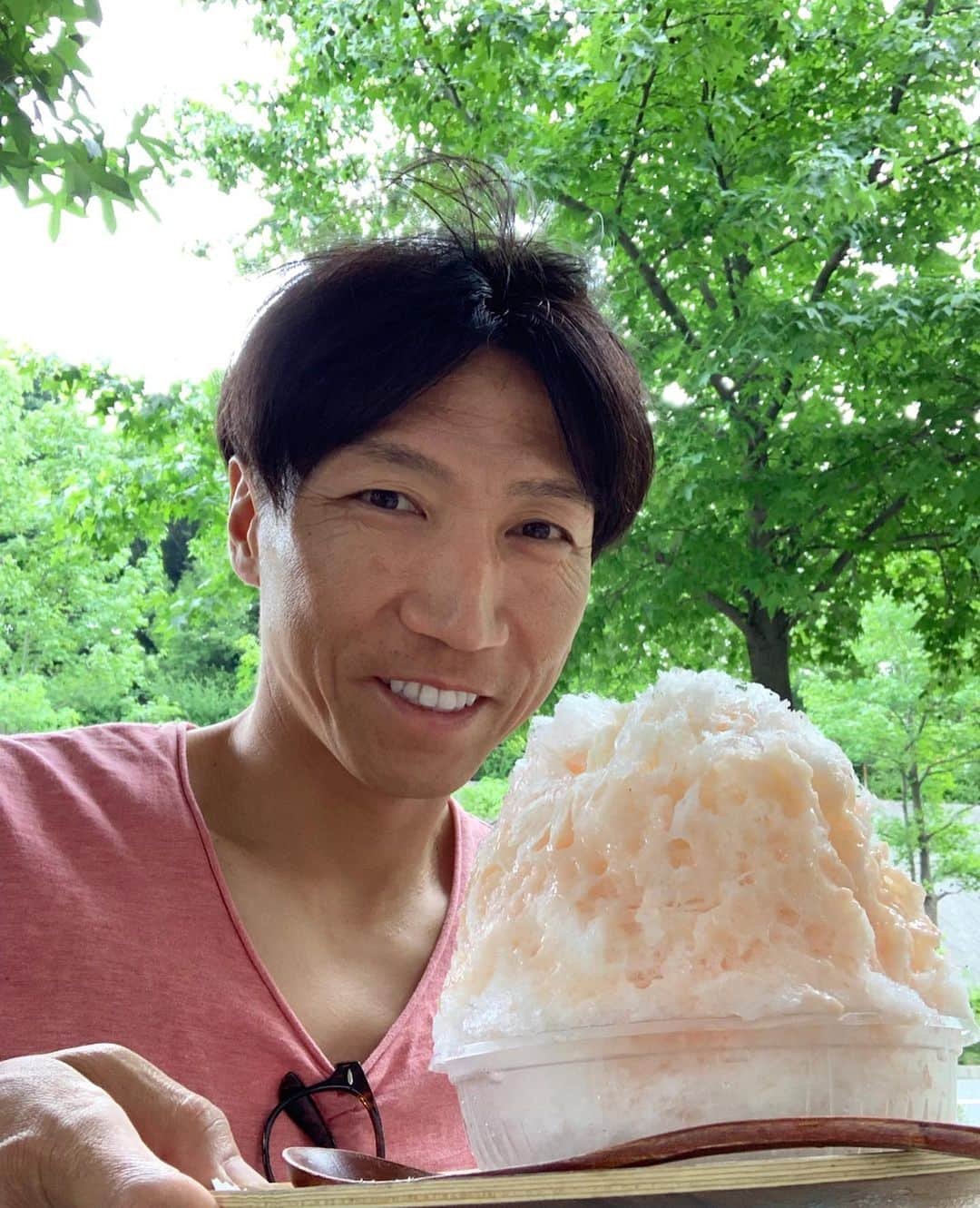 波戸康広さんのインスタグラム写真 - (波戸康広Instagram)「・﻿ 桃のかき氷『まるごと桃杏仁』🍧﻿ ﻿ スイーツの番組収録で訪れてからプライベートでも﻿ ﻿ 毎年この時期になると足を運んでしまいます。﻿ ﻿ 桃の中に杏仁がたまらない〜 😋﻿ ﻿ ﻿ ﻿ #パティスリーエチエンヌ #新百合ヶ丘 #かき氷﻿ #スイーツ #美味しい #癒やし #スイーツ男子﻿ #デザート #instaphotos #instafood #instagood﻿ #桃 #一度食べたらはまる #杏仁 #cafe ﻿ ﻿ ﻿ ➖➖➖➖➖➖➖➖➖➖➖➖➖➖﻿ ﻿ 波戸康広 公式ウェブショップはプロフィールから👆﻿ 無料メルマガのご登録で、ここでしか語らないことを配信中‼️﻿ プレゼントキャンペーンの応募もできます💡﻿ 是非遊びに来てね✌️✨﻿」7月21日 16時02分 - hato.official