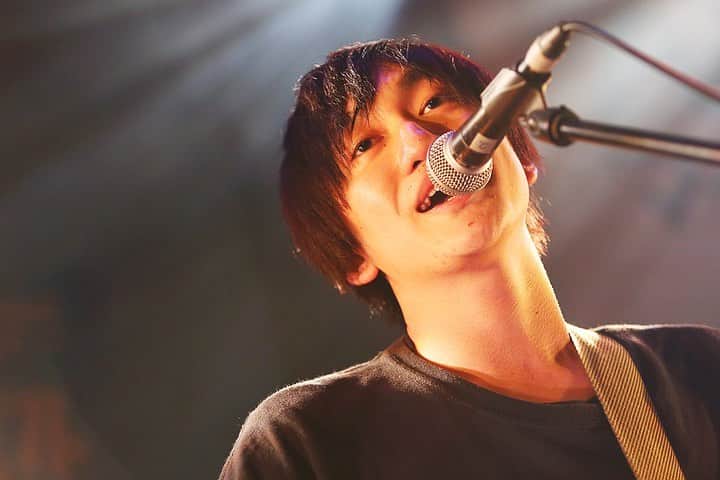 のインスタグラム：「1組目、 #東京都 ！4ピースバンド！ #ねがえり。﻿ ﻿ ライブハウスで出会ったメンバーで「今年5月」に結成‼️‼️﻿ エントリー期間に間に合わせるため2週間で楽曲を仕上げて、このステージまで辿りついた精鋭たち🎸⚡️﻿ ﻿ 「バンドの強みは歌声と笑顔です！！」﻿ ﻿ 彼らがそう語っていた通り。﻿ 力強く美しい歌声が全身に浴びせられ、会場全体のテンションが急上昇🔥🔥🔥﻿ ﻿ とにかく楽しそうに。﻿ とにかく嬉しそうに。﻿ ﻿ 笑顔で演奏をし続ける彼らを見ていたら…﻿ 自然と楽しくなってしまう‼️‼️﻿ 自然と手を上げてしまう🙌🙌﻿ ﻿ このメンバーでLIVEをするのは2度目にもかかわらず…﻿ トップバッターとして会場の空気を一気にブチあげる🔥﻿ 緊張を感じさせない最高のLIVEを届けてくれた💥💥﻿ ﻿ 「自分たちが楽しまないとみんなも楽しめない。」﻿ ﻿ 事前に語ってくれていた君たちの想い。﻿ この場所にいた全員に！しっかりと伝わりました！！﻿ ﻿ ﻿ M1  また、いつか﻿ M2 生活の一部﻿ ﻿ ﻿ #未確認 #マイナビ未確認フェスティバル2019 #ライブステージ #ナナヲアカリ #duomusicexchange #夏フェス #音楽 #10代アーティスト#東京 #tokyo #入場無料﻿」