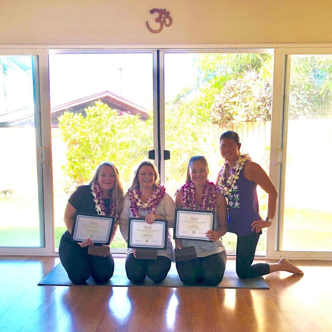 エリナ シルカさんのインスタグラム写真 - (エリナ シルカInstagram)「After 7 weeks that felt like it flew by, we have finished our RYT200 yoga teacher training course!! I am so blessed to have met these wonderful, powerful, hilarious women, and I’m glad I took the leap into this yoga adventure🧘‍♀️😍 7週間のヨガインストラクター資格コースが無事終わりました！まだまだ学ぶ事はあるし、できないポーズもいっぱいあるけど、ヨガに出会えた事で素敵な出会いが沢山あって本当に思い切ってみてよかった(^^) 何よりもヨガのおかげでメンタル的に穏やかになれた気もするし、育児に対してもう少し余裕を持てるようになれたかも！これからも学ぶ姿勢を忘れずに、徐々にヨガの奥深い楽しみを広められたらなと思います🧘‍♀️ * * * * @yoga4ewa * * #yoga4ewa #yoga4ewatt #yoga #hawaiiyoga #ryt200 #ashtangayoga #vinyasayoga #vinyasa #supermom #yogamom #twinmom #ヨガ #ヨガインストラクター #アシュタンガヨガ #ヴィンヤサヨガ #ハワイヨガ #ヨガスタジオ #ヨガレッスン #ヨガライフ #ママヨガ #双子育児 #双子ママ」7月21日 16時11分 - laura_elina_ymd