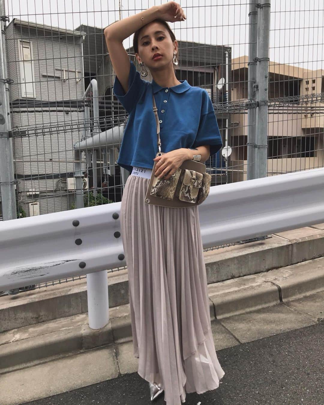 黒石奈央子さんのインスタグラム写真 - (黒石奈央子Instagram)「あめりふく . MINI KNIT POLO TOP ¥10100+ta7/23 AMERI PASS CODE PLEATS SK ¥16600+tax 7/23 VESATILE SACOCHE ¥17500+tax 7/16 . ポロシャツ実は後ろがアシメなのだ！ アメリロゴゴムなスカートはヘムシルエットで美シルエットなの！  @ameri_shinjuku @amerivintage @ameri_daikanyama @ameri.shinsaibashi #ameri#amerivintage #fashion #coordinate#ootd#outfit#osanposnap #705_outfit #大人ファッション #大人コーディネート #大人スタイル #modestyle #modefashion#modecasual」7月21日 16時12分 - blackstone705