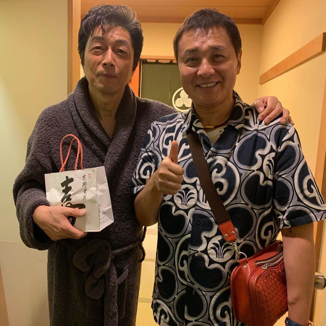 渡辺徹さんのインスタグラム写真 - (渡辺徹Instagram)「本日、明治座で「中村雅俊 45thアニバーサリー公演」観てきました。2部のコンサート、俺のバックもつとめてくれてた大塚修二さちゃんも出てたりで、いろんなことを思い出し、一曲目から涙出た！ 元文学座、直属の先輩であり、兄貴でもある雅俊さん、素晴らしかった。拍手 7月31日まで 明治座  #明治座 #中村雅俊 #中村雅俊45thアニバーサリー公演  #渡辺徹」7月21日 16時14分 - tohru.rugger