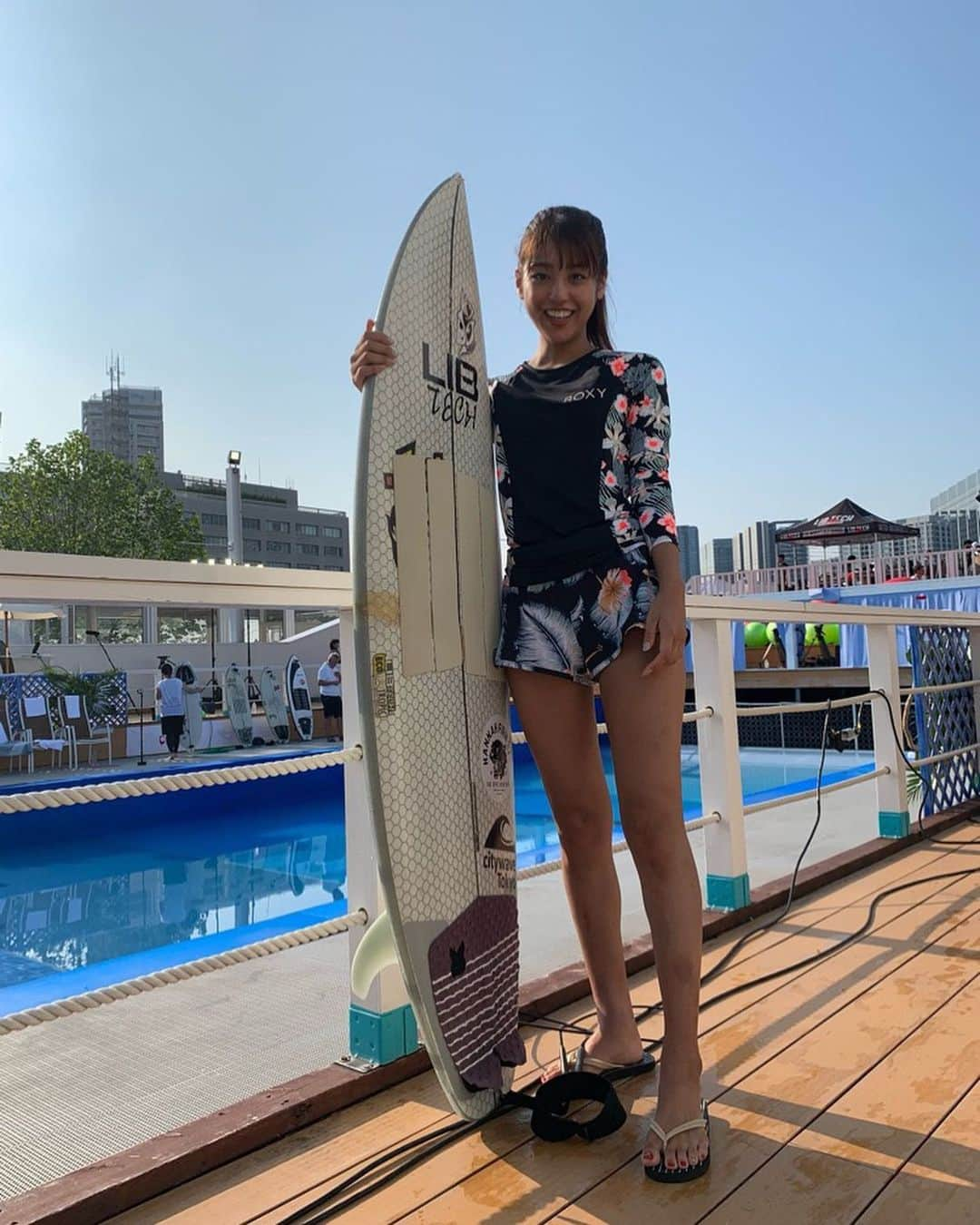 岡副麻希さんのインスタグラム写真 - (岡副麻希Instagram)「🏝 すっかり夏模様の週末ですね😚🌈🍉 #選挙#事前投票#にちようび  あるお仕事のために猛練習していた#サーフィン も一段落しました🏄🏽‍♀️ 練習期間は基本お天気に恵まれず寒かったので、 この夏日和もうすこし、もうすこし！！！ 早くきていただきたかったです😂🏖🐬 .  #とはいえ、移動中の温度調節むずかしい #冷房ききすぎるとさむい #消していただいても #暑くてむせかけました😪🚌💭.#あちゃちゃ  衣装#ROXY 🏄🏽‍♀️ 🛹#acchan.surf 背伸びして脚長効果ねらって撮ろうとしたけど、 ぎこちなさすぎて断念しました🤦🏽‍♀️」7月21日 16時16分 - maki_okazoe_official