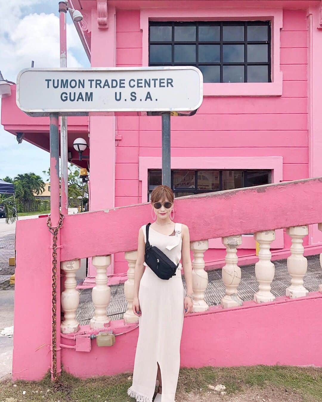 都築青空さんのインスタグラム写真 - (都築青空Instagram)「グアムのフォトジェスポットといえば " Tumon Trade Center"  突然現れる一面ピンクが可愛すぎる💘 . . 無理やり上に登ろうとしたら そばにいた現地の方が優しくって 脚立を差し出して登らせてくれた🤣✨ 本当グアムの方って親切🐳💓 . . #tumontragecenter #pinkwall#guam #trip  #guamtrip #タモントレードセンター #ピンク #グアム #グアムビーチ#グアム旅行 #女子旅  #リゾート旅 #ビーチ #海 #あおぞら旅日記」7月21日 16時16分 - aozora723